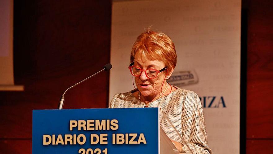 La presidenta de Ibiza y Formentera Contra el Cáncer lee su discurso de agradecimiento.