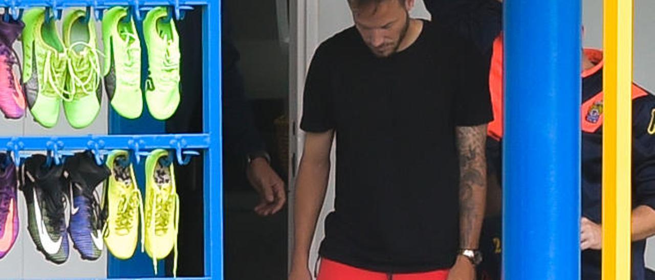 El centrocampista Javi Castellano, ayer, con hielo en la rodilla, junto a la puerta del vestuario de Barranco Seco.