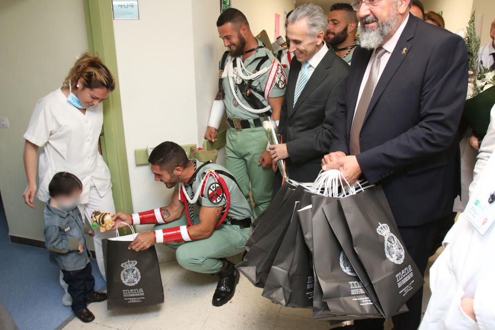 Visita de La Legión y la Cofradía de Mena a los niños del Hospital Materno.