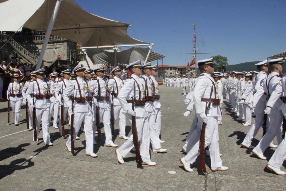 Entrega de despachos y jura de bandera en la Escue