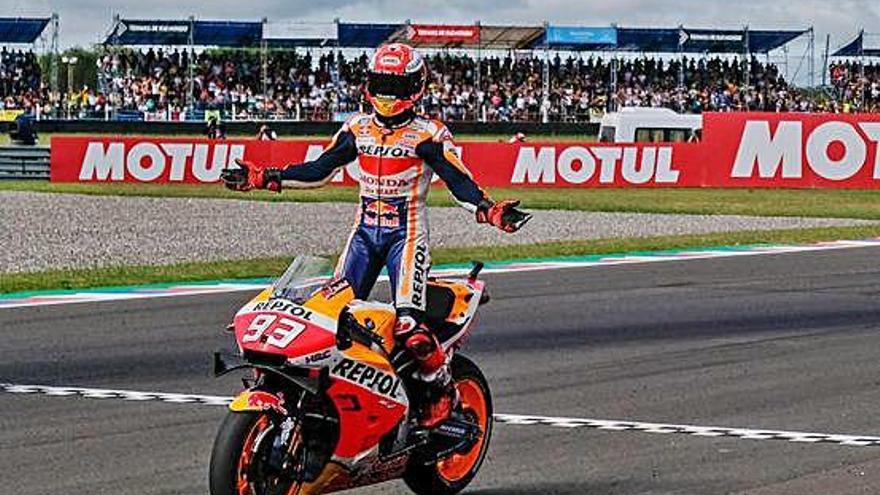 Marc Márquez celebra la victòria d&#039;ahir al circuit de Termas de Río Hondo.