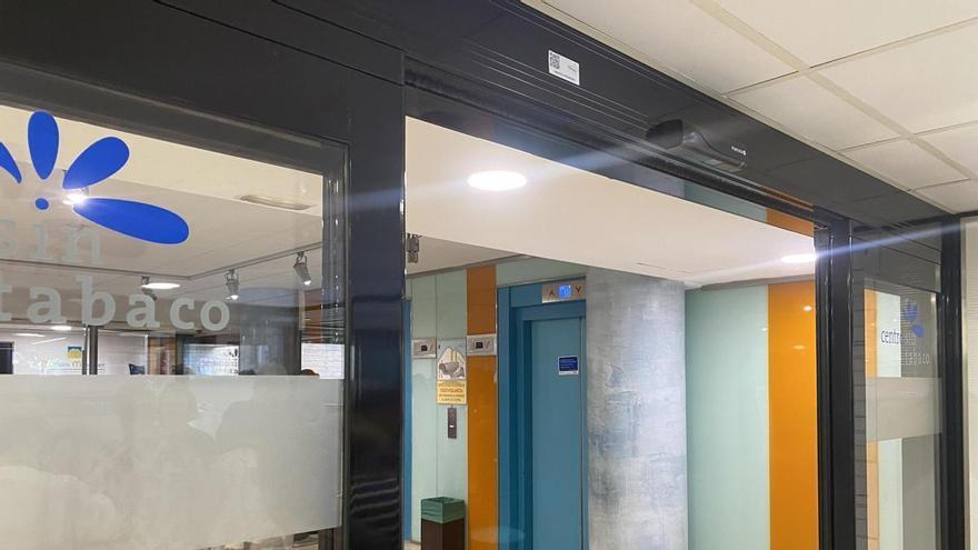 Desesperación entre los pacientes: uno de los dos ascensores del Morales Meseguer para subir a consultas lleva roto casi un mes