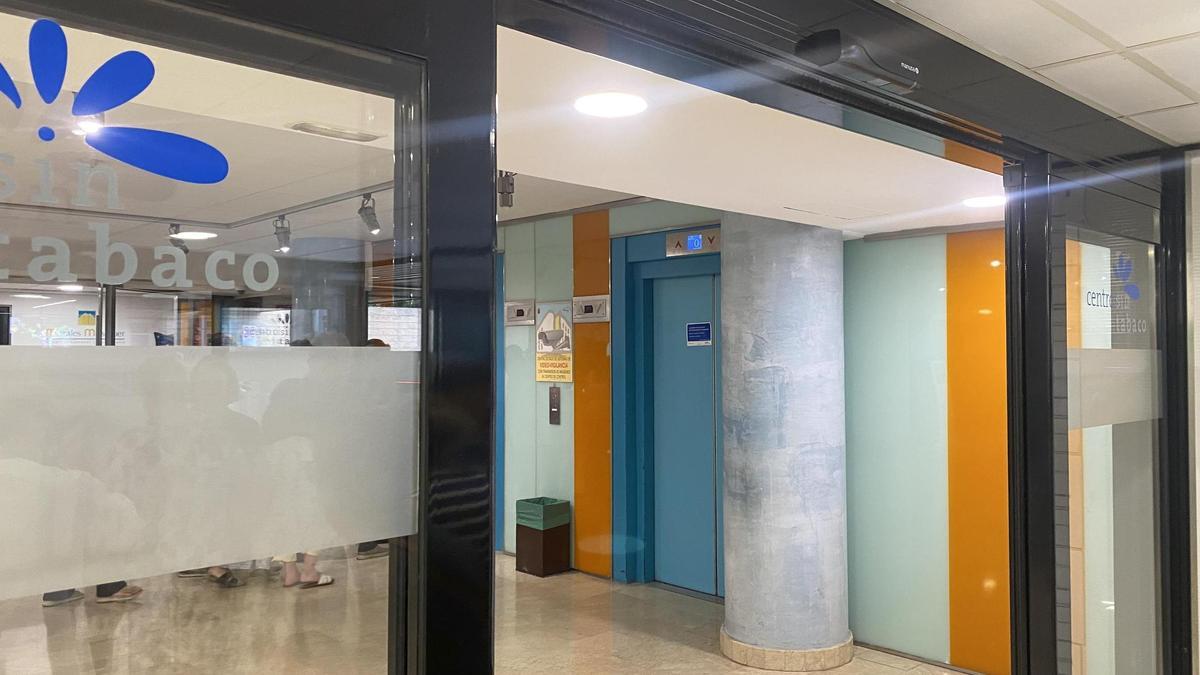 El ascensor roto y pacientes aguardando en el otro, este jueves en el Morales Meseguer.