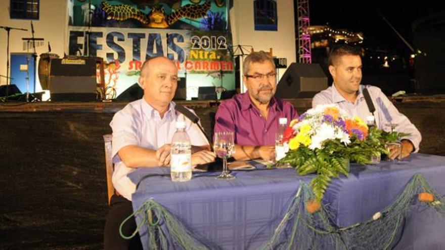 El alcalde de Tías, Francisco Hernández,  (izquierda), Antonio Pérez y el edil de Fiestas. Kiko Aparicio, anoche. | javier fuentes