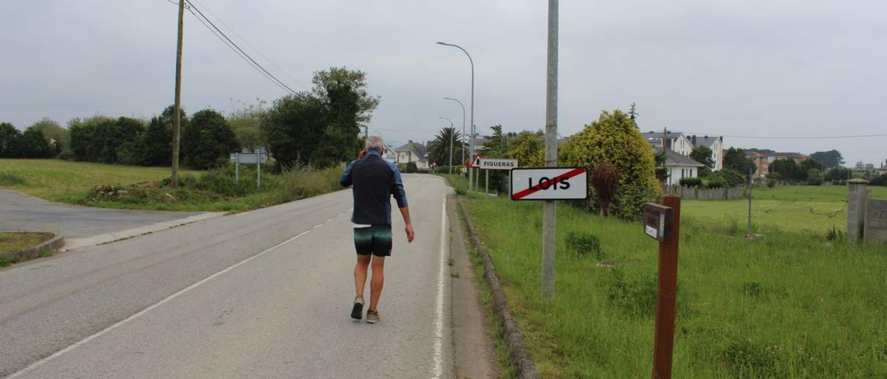 Un vecino camina por la carretera en una zona entre Lois y Figueras que carece de acera. | T. Cascudo