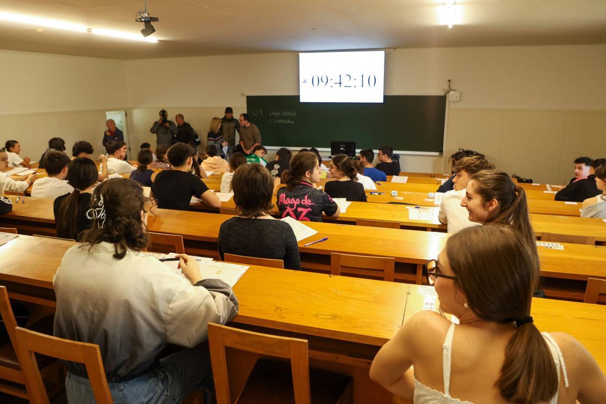 Primer día de los exámenes de la Prueba de Acceso a la Universidad (PAU ) en catorce comunidades autónomas. En imagen, estudiantes en Santiago de Compostela. INICIO. COMIENZO. ANTIGUA SELECTIVIDAD. PRUEBA DE ACCESO A LA UNIVERSIDAD. ALUMNOS