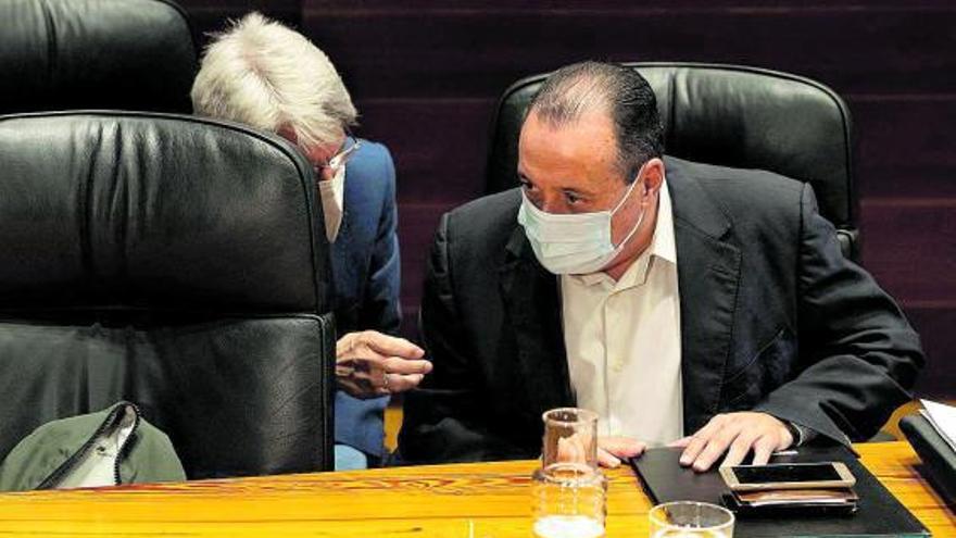 El consejero Julio Pérez (izquierda) junto al titular de Sanidad, Blas Trujillo, en el Consejo de Gobierno de ayer. | | EFE