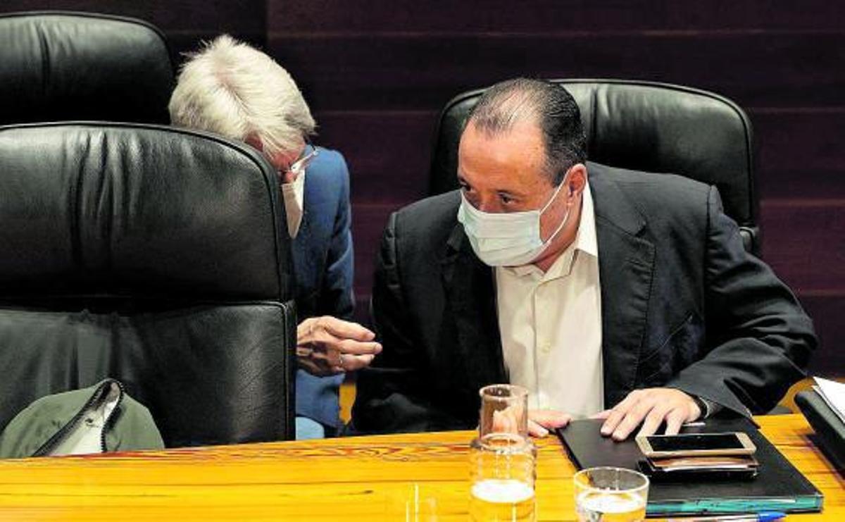 El consejero Julio Pérez (izquierda) junto al titular de Sanidad, Blas Trujillo, en el Consejo de Gobierno de ayer. | | EFE