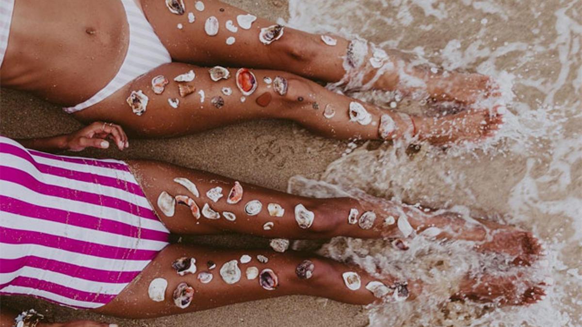 Las 'influencers' Sara Escudero (Collage Vintage) y Julie Sariñana (Sincerely Jules) presumen de piernas bronceadas en la playa