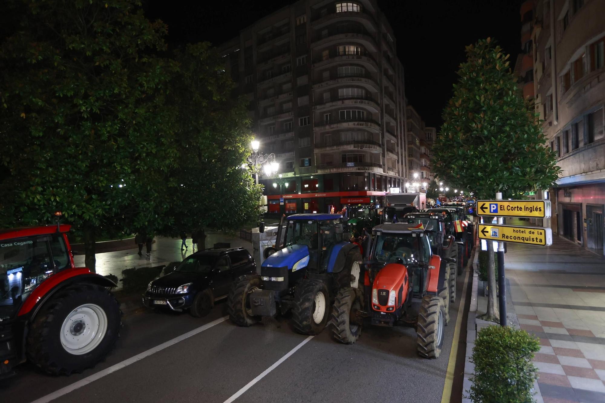 Así pasan la noche los ganaderos de protesta en la calle Uría de Oviedo