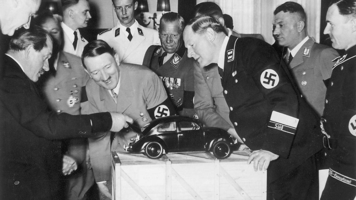 Hitler recibe una réplica de Volkswagen de manos de Ferdinand Porsche.