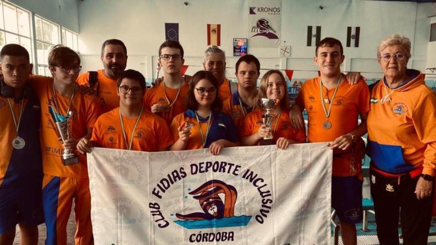 Nadadores y técnicos del Fidias participantes en el Campeonato de Andalucía de natación.