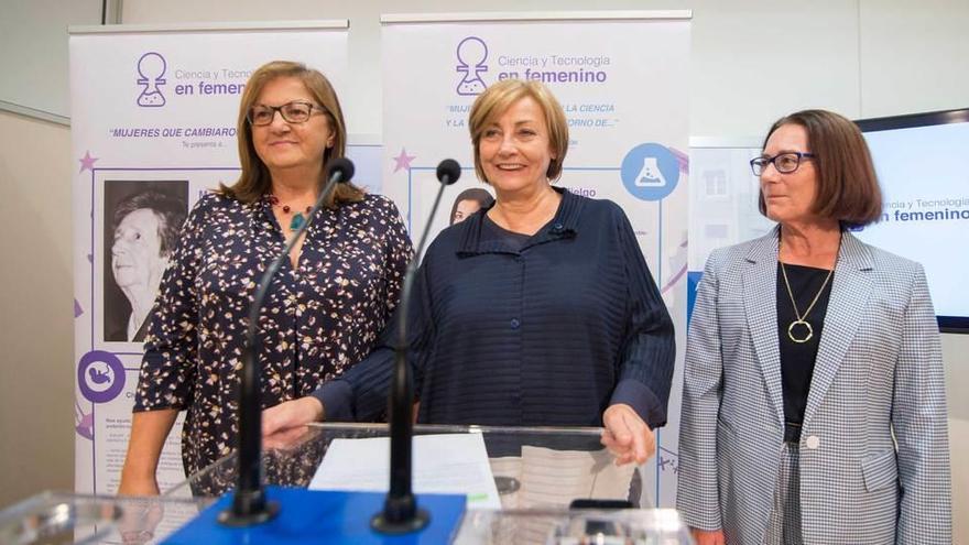 Por la izquierda, María Martínez, Mariví Monteserín e Isabel Álvarez, ayer, durante la presentación de la iniciativa &quot;Ciencia y tecnología en femenino&quot; en el Ayuntamiento de Avilés.