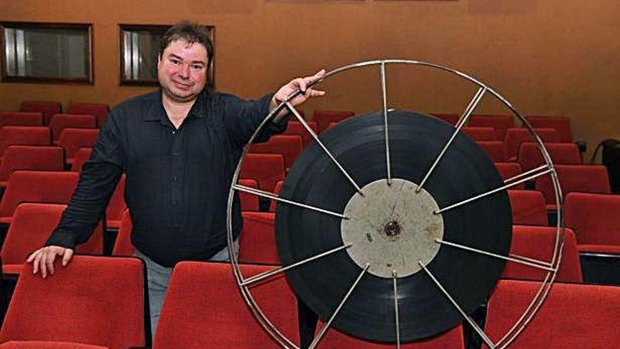 El proyeccionista José María Rodríguez, con su instrumento de trabajo, en la sala del CGAI.