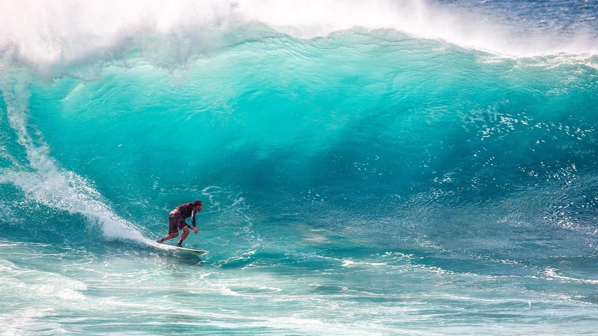 El pueblo de Alicante donde practicar surf como si estuvieras en Hawái