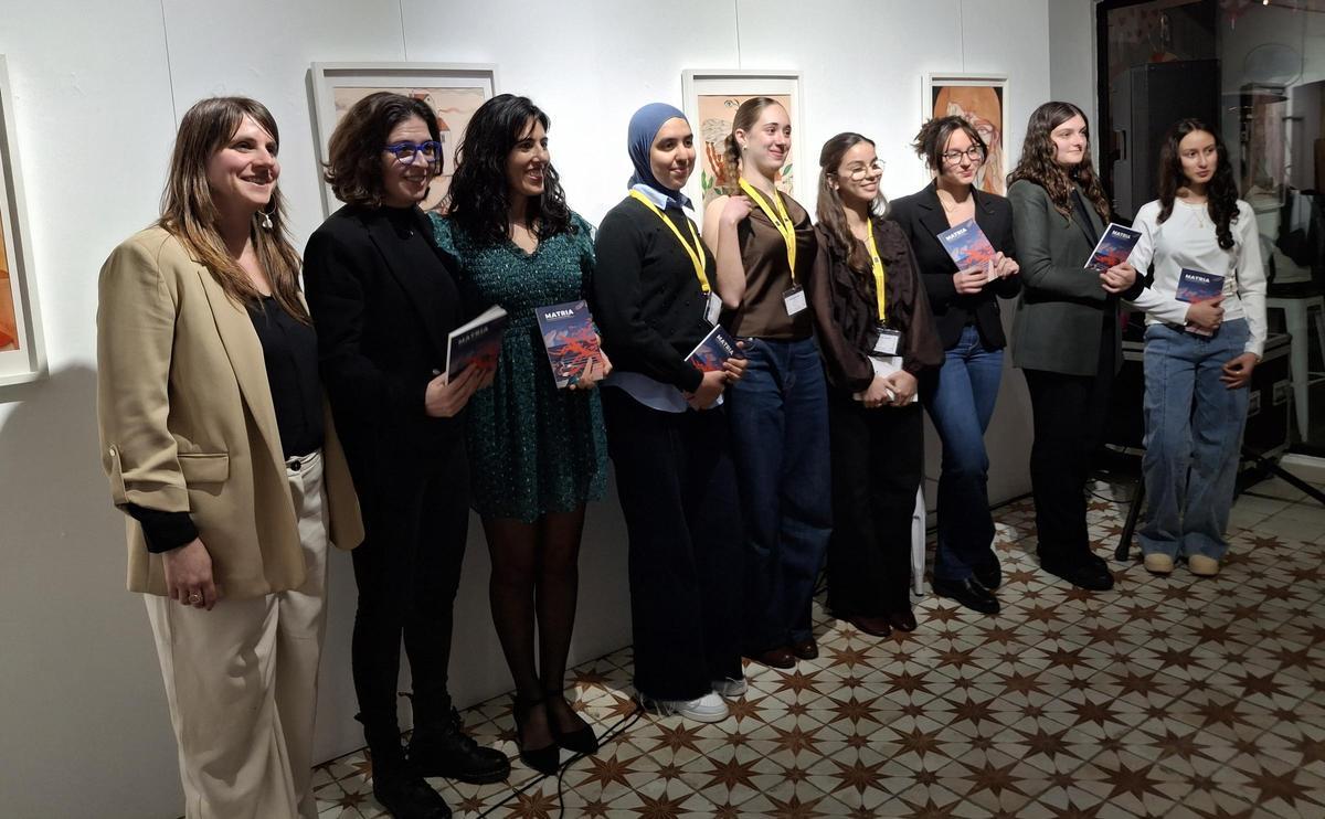 Marina Sanmartín, Ángels Gregori, Raquel Lanseros y las alumnas que recitaron los poemas