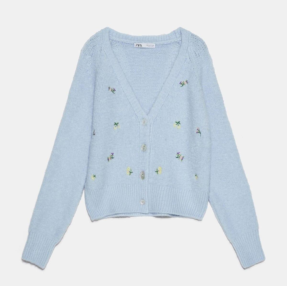 Chaqueta punto azul con bordados, de Zara (precio: 29,95 euros)