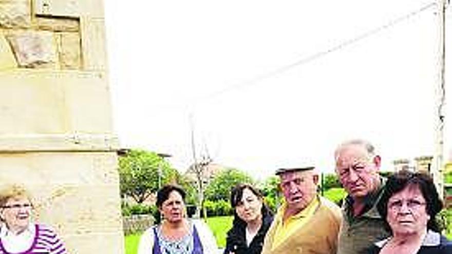 Visitación Heres, Ana Llamas, Rosa Álvarez, Manuel García, Ramón Valdés y Carmen Martínez, ayer, en el patio de la casa de Llamas.