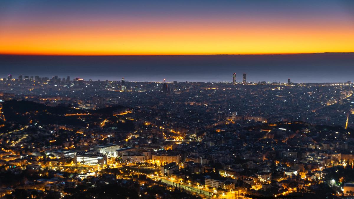 Primeras luces del sábado 13 de enero del 2024 en Barcelona, a las 7.35 horas. El establecimiento de nuevo del anticiclón favorece el tono anaranjado con frontera muy marcada en el límite de la inversión térmica.