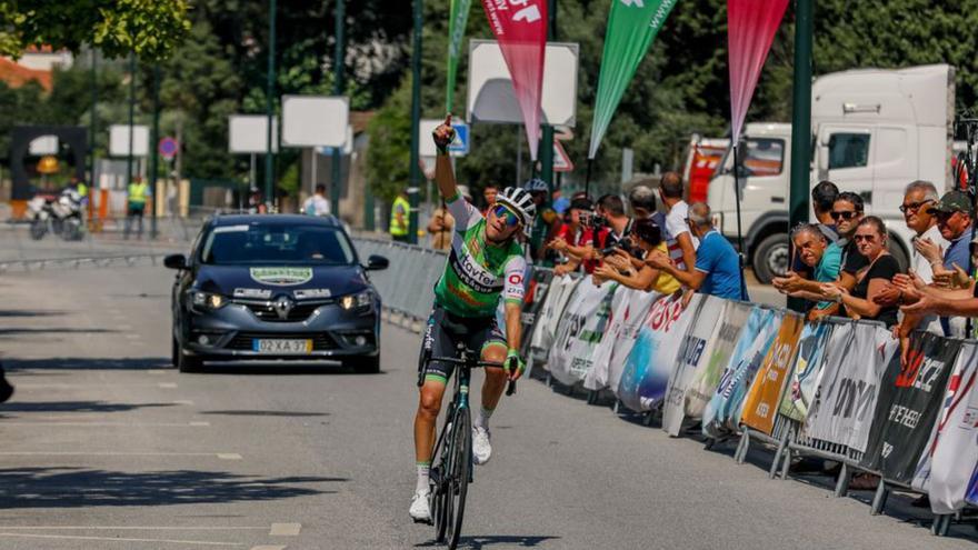 Ángel Sánchez cruzando la línea de meta.