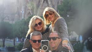 Uns turistes es fan un ‘selfie’ a la Sagrada Família. | ELISENDA PONS