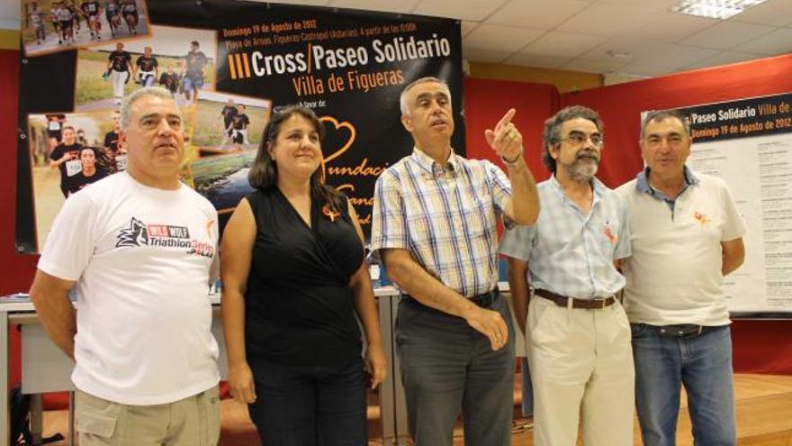 Por la izquierda, el director deportivo del cross, Víctor Martínez; Amalia Franco, el alcalde de Castropol, José Ángel Pérez; el portavoz de la unidad de oncología, Ángel López, y el portavoz del comité organizador, Fernando García.