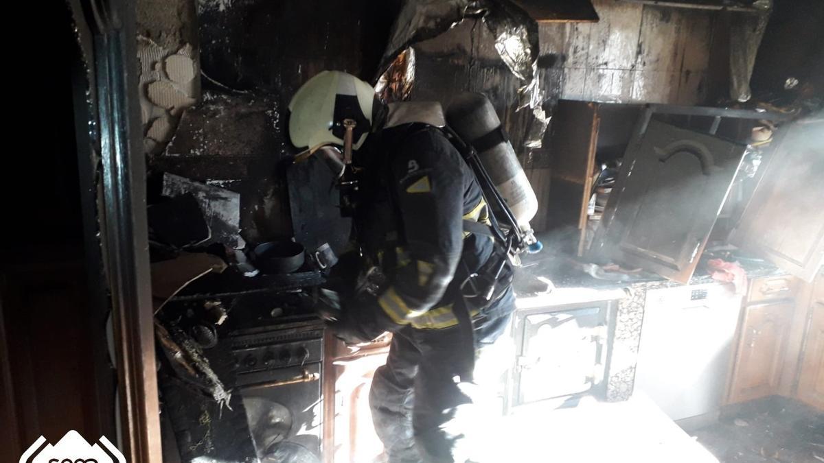 Un incendio arrasa la cocina de una vivienda en El Condado (Laviana)