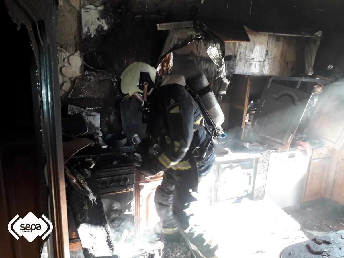 Un incendio arrasa la cocina de una vivienda en El Condado (Laviana)