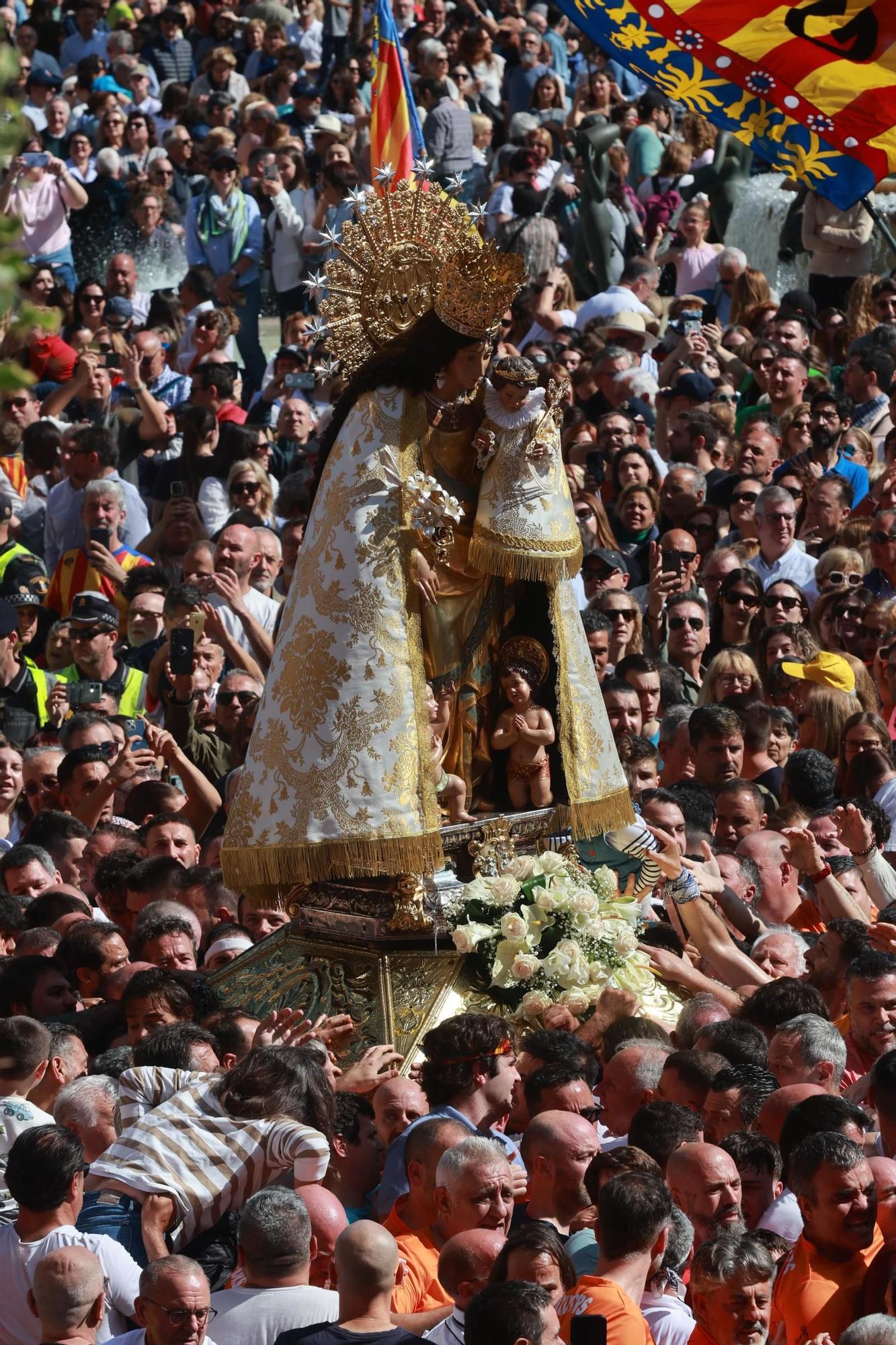 FOTOGALERÍA | Una multitud arropa a la Virgen de los Desamparados en su traslado a la Catedral