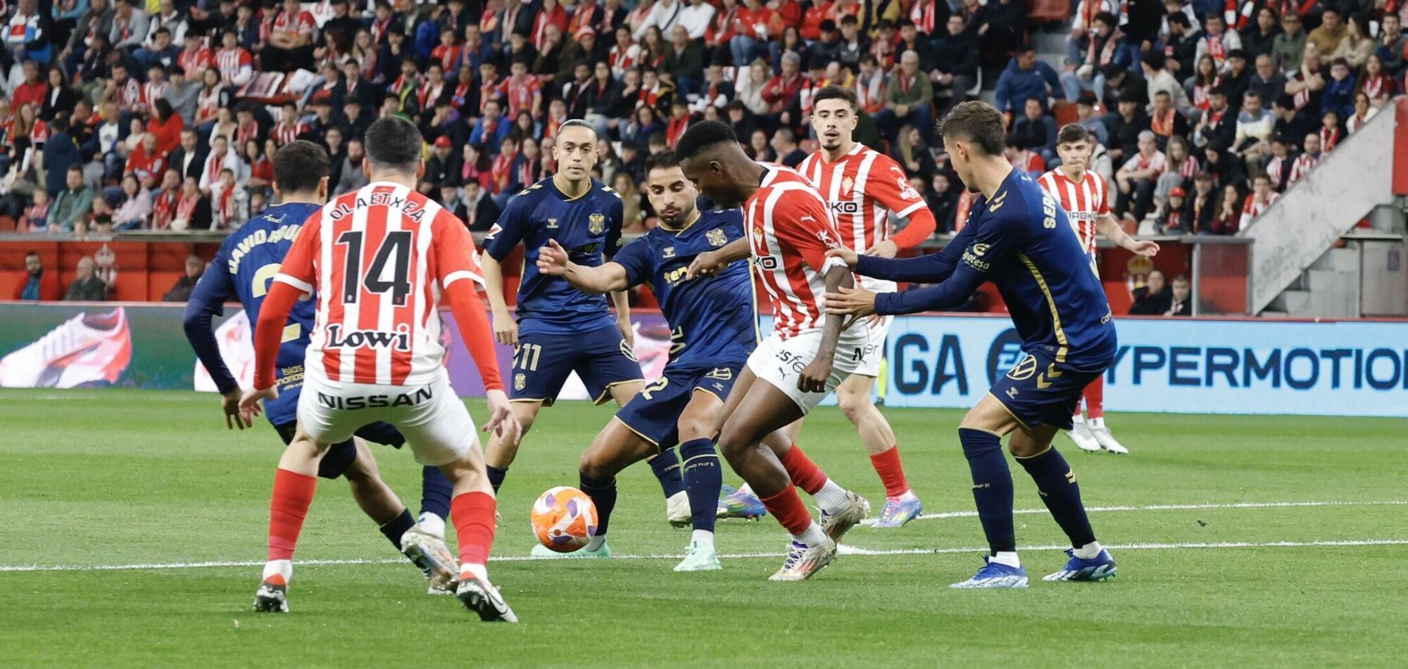 EN IMÁGENES: El Sporting - Tenerife disputado en El Molinón