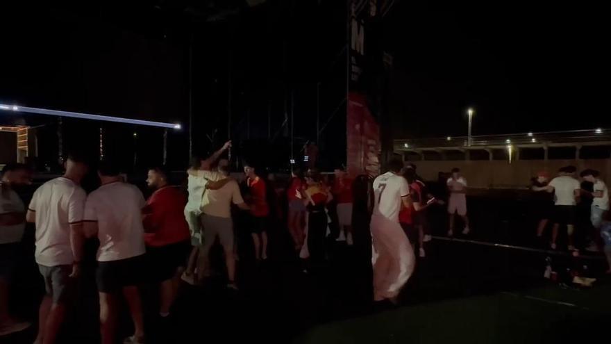 La pantalla gigante de la Zona Volvo de Alicante elige el peor momento para fallar: se va la imagen y llega el segundo gol de España