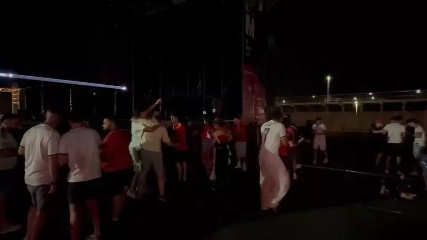La pantalla gigante de la Zona Volvo de Alicante elige el peor momento para fallar: se va la imagen y llega el segundo gol de España