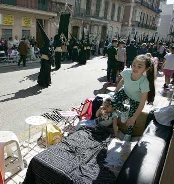 El Jueves Santo es día de sillas de playa en la calle Carretería y de sofás en la acera. Es el afán por coger sitio para ver la Legión.