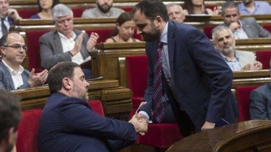 El diputat del PPC Fernando Sánchez Costa saludant ahir al Parlament el vicepresident, Oriol Junqueras