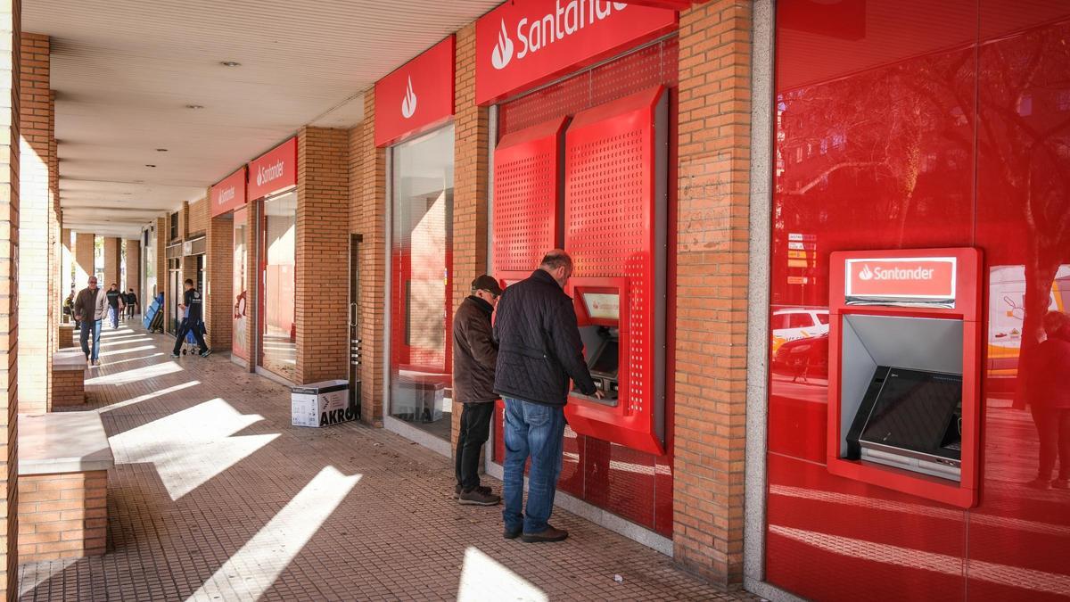 Cajero automático de una entidad financiera en la avenida Sinforiano Madroñero, una de las que mayor número de oficinas bancarias concentra.