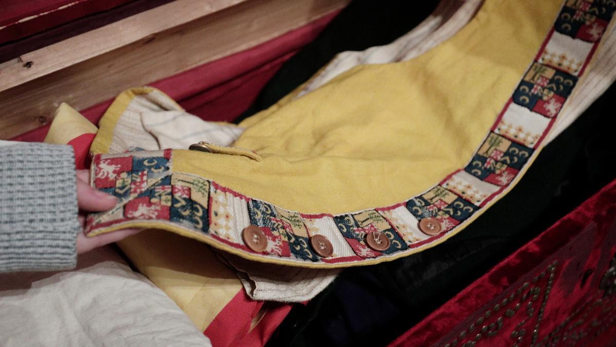 Blick in eine Truhe: Darin werden Textilien wie diese gut erhaltene Uniform der Dienerschaft aufbewahrt.