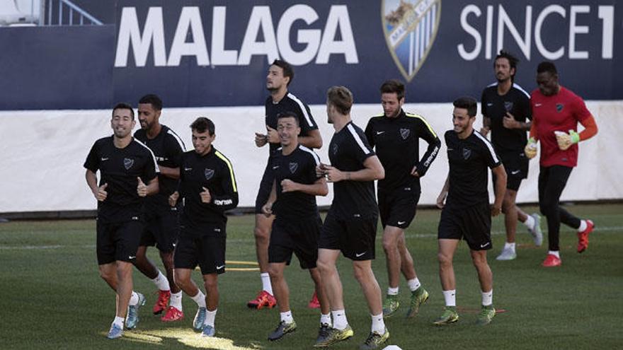 El equipo se entrenó ayer en La Rosaleda preparando el partido de esta noche ante la Real Sociedad.