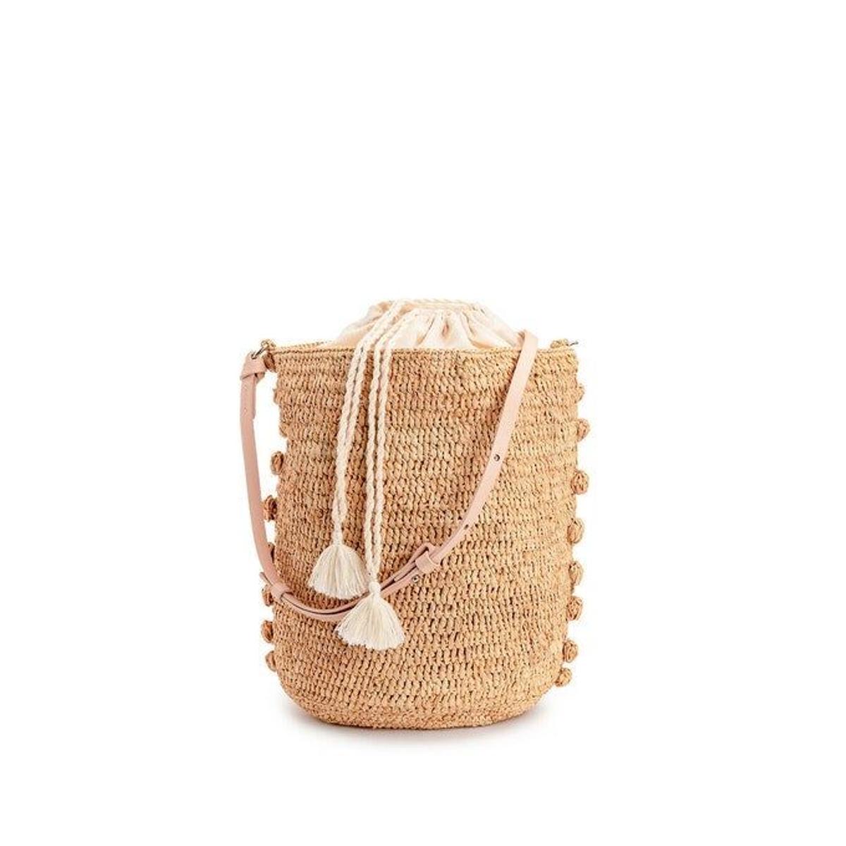 Bolso bucket de rafia y pompones