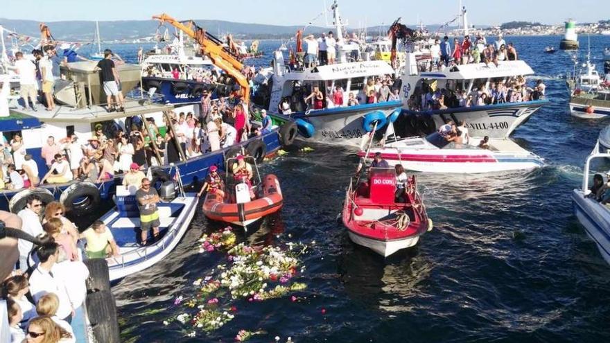 Momento en que se procede a realizar la ofrenda floral en la procesión de O Grove. // Muñiz