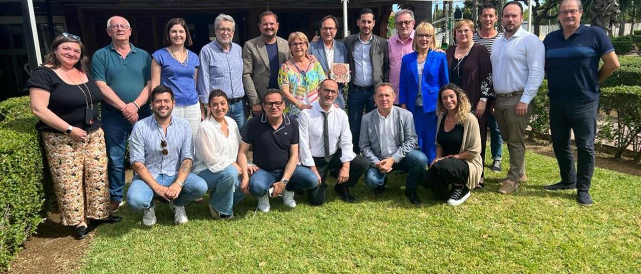 Alcaldesas, alcaldes y representantes políticos de PSPV-PSOE de l&#039;Horta Sud en el homenaje a Vicent Soler.