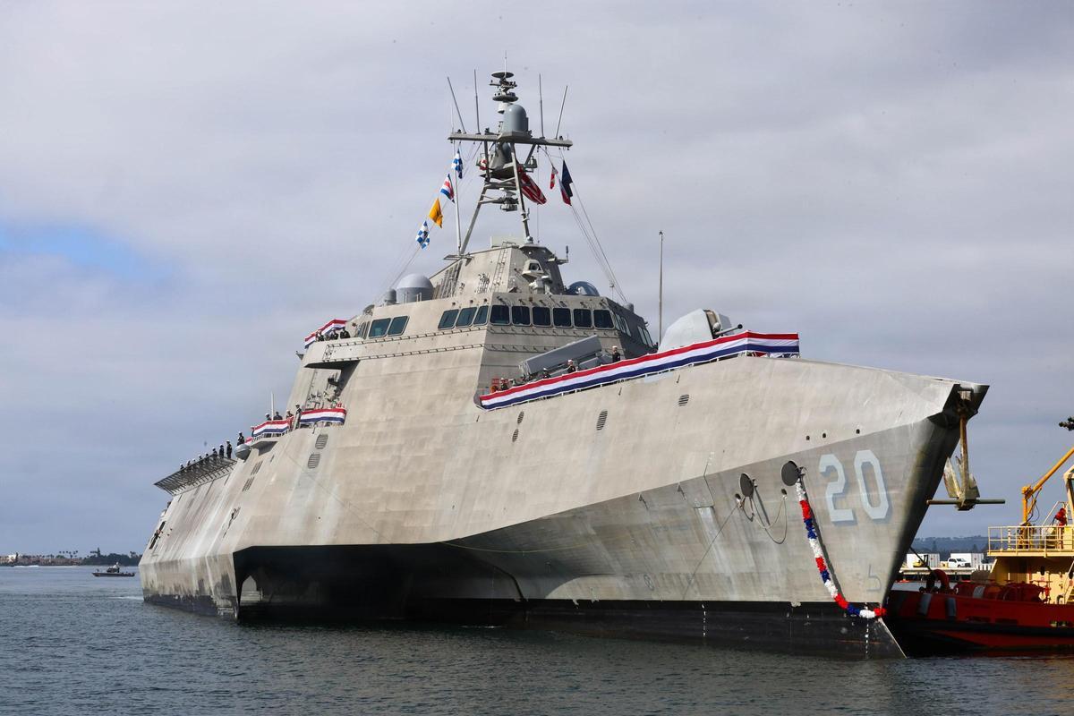 Trimarán de Combate Litoral USS Cincinnati (LCS 20), en la base de San Diego (California). Con buques de esta clase habilita Estados Unidos una parte de su capacidad anti minas marítimas.