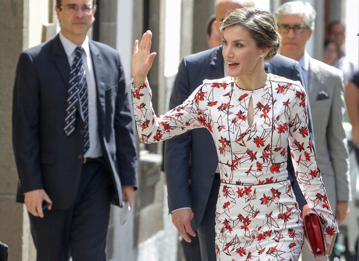 Letizia Ortiz con vestido de Carolina Herrera y cartera de mano roja