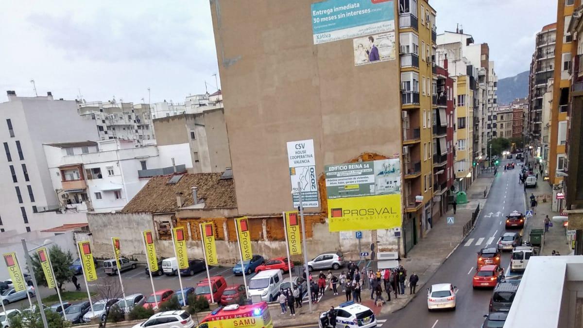 Colisionan dos coches en Xàtiva y uno de ellos atropella a una mujer