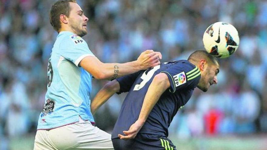 Demidov marca al madridista Karim Benzema durante el choque disputado anoche en Balaídos entre el Celta y el Real Madrid. De Arcos