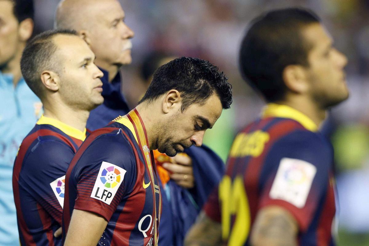 GRA489. VALENCIA, 16/04/2014.- Los jugadores del FC Barcelona (i-d) Andrés Iniesta, Xavi Hernández y Dani Alves, tras perder la final de la Copa del Rey frente al Real Madrid, esta noche en el estadio de Mestalla, en Valencia. EFE/Alberto Estévez. HORIZONTAL