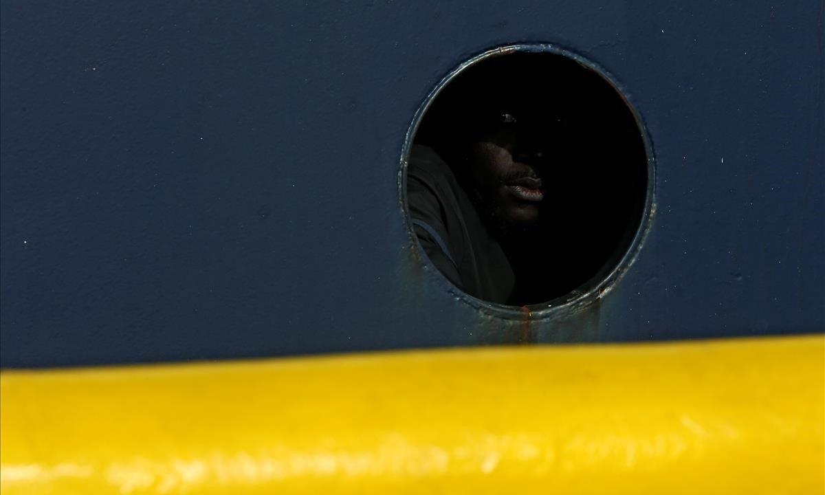 Un emigrante mira por un ojo de buey en la cubierta del barco de búsqueda y rescate de emigrantes, Professor Albrecht Penck, de la ONG alemana Sea-Eye en la costa de Malta.
