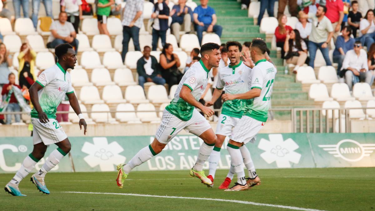 Willy Ledesma corre hacia el banquillo tras anotar el gol del Córdoba CF ante el Racing de Ferrol, el pasado sábado.