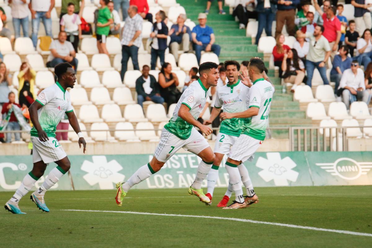 Willy Ledesma corre hacia el banquillo tras anotar el gol del Córdoba CF ante el Racing de Ferrol, el pasado sábado.