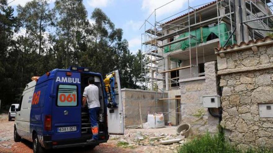 Una ambulancia acude a un accidente laboral ocurrido en el sector de la construcción.  // G. Santos