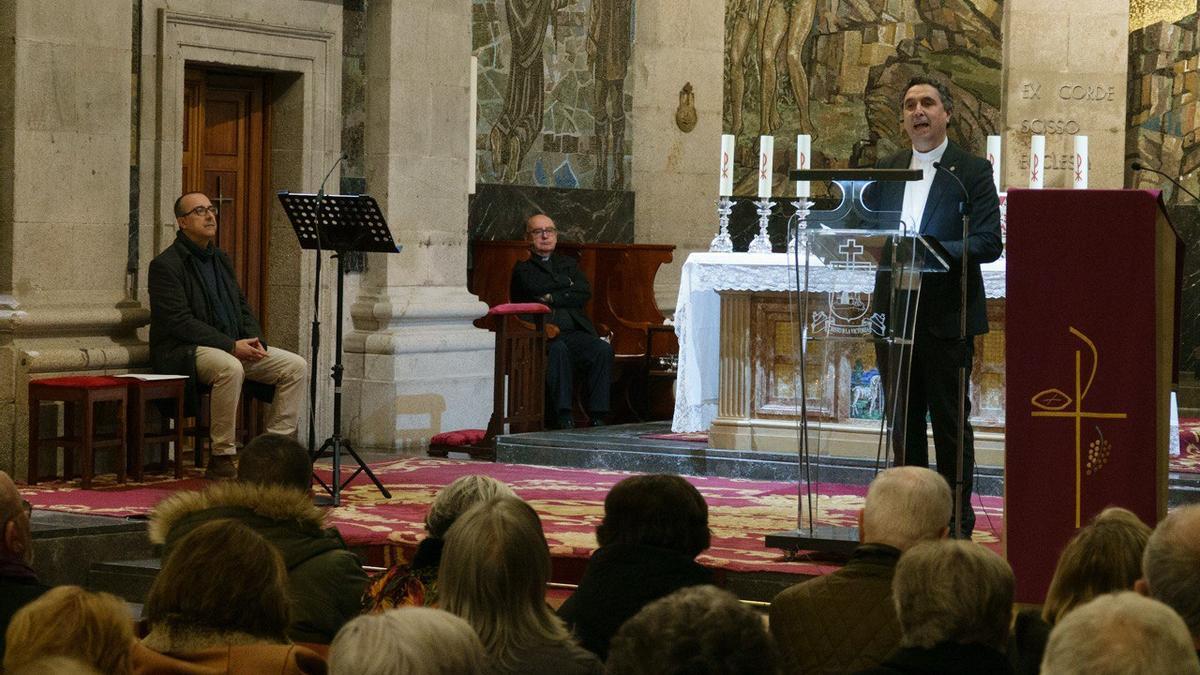 El obispo de Mondoñedo-Ferrol, García Cadiñanos, durante la lectura del pregón.